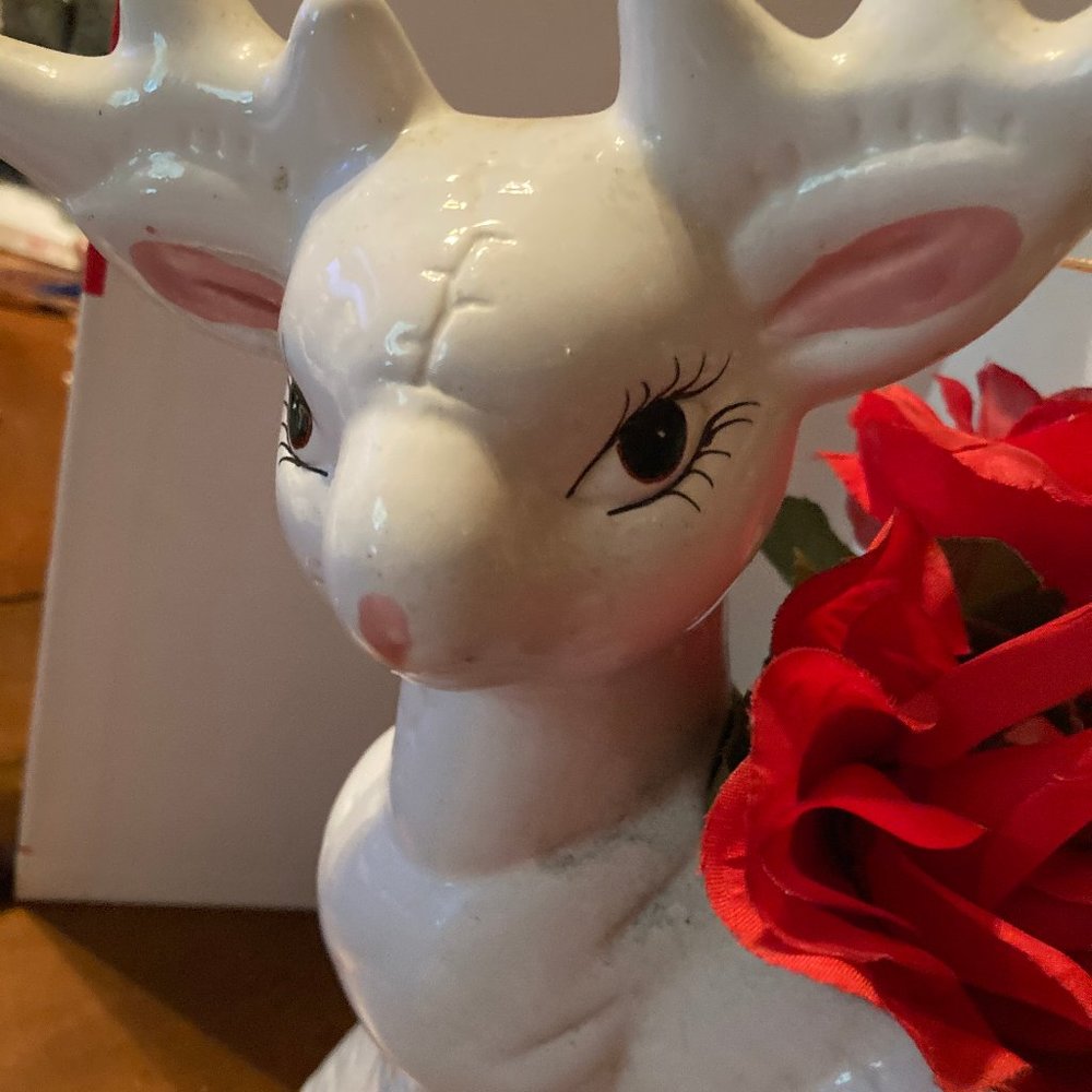 REINDEER  PLANTER HOLIDAY FLOWERS AND ROSES NEW